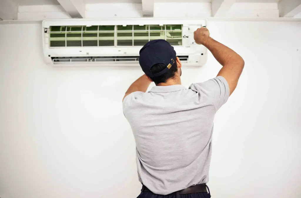 collaborateur qui répare une thermopompe